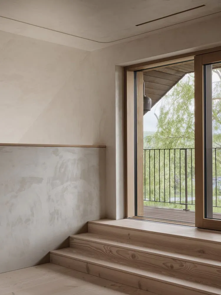 Treppe mit Balkontür von Maison Melba bei Atelier L’Abri Treppe bei Maison Melba von Atelier L’Abri mit Stufen, die zur Balkontür führen, sowie Geländer in Frelighsburg, Quebec