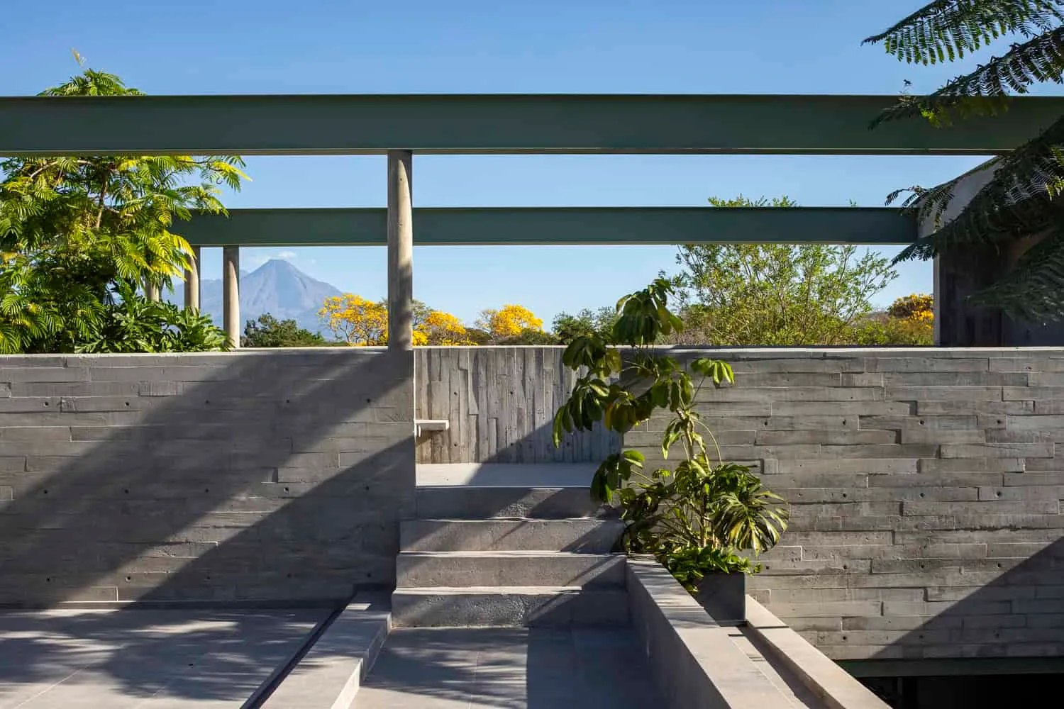 Di Frenna Arquitectos设计的Di Frenna Architects Atelier屋顶露台 具有流畅线条、茂盛绿植以及全景山景的现代极简主义混凝土露台,展现了当代建筑与户外设计的精髓。