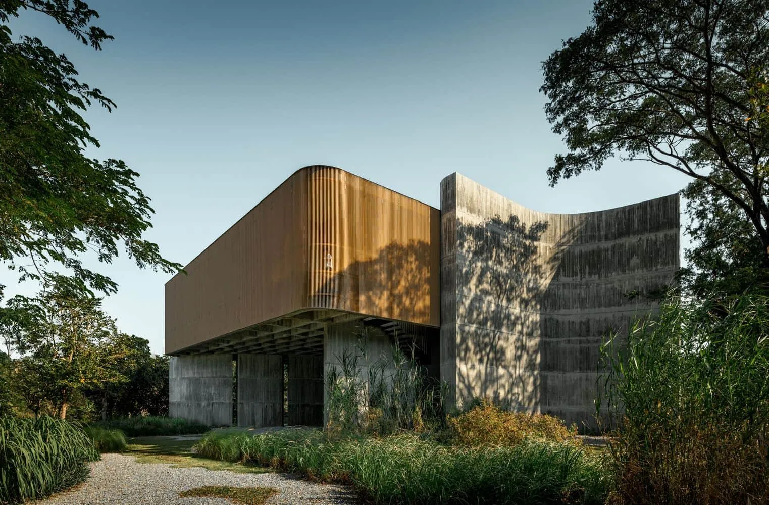 W House II Curved Corner Volume von IDIN Architects Gebäudeteil mit gebogener Ecke von W House II von IDIN Architects in Thailand