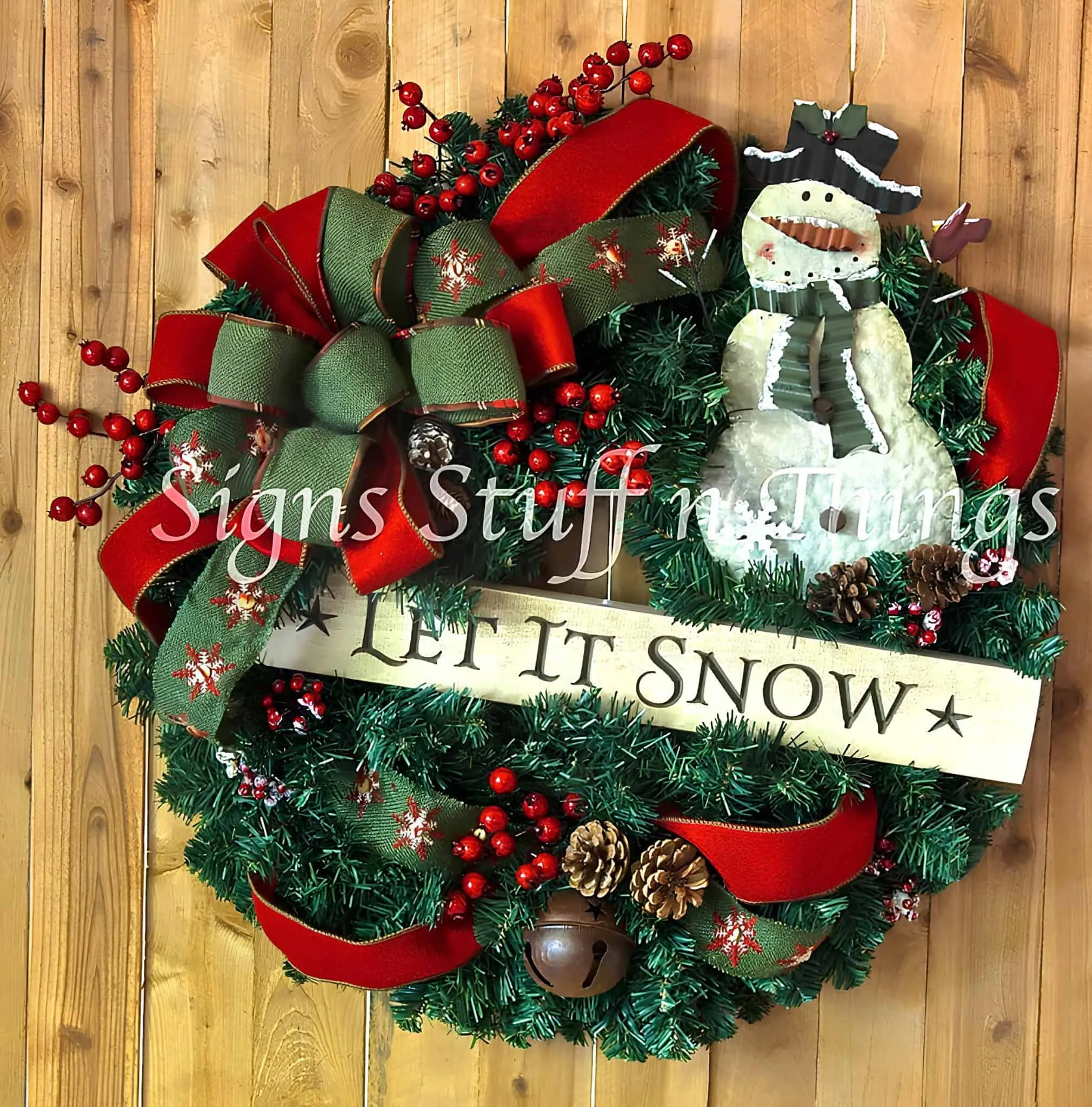 „Let It Snow“ Snowman Ribbon Wreath Nadelbaum-Bänderkrone mit grün-rotem Band, roten Beeren und rustikalem Schneemann