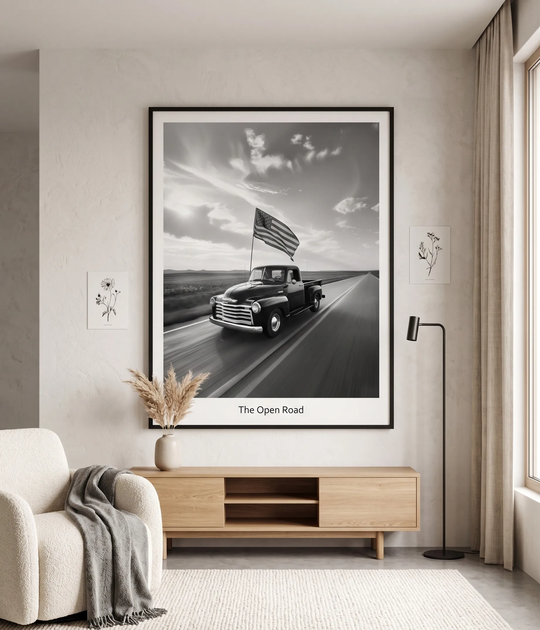 Vintage Truck Wall Art Black and White Americana Print Schwarzwählerische Druckgrafik eines Vintage-Lkw mit amerikanischer Flagge, der auf einer offenen Straße fährt