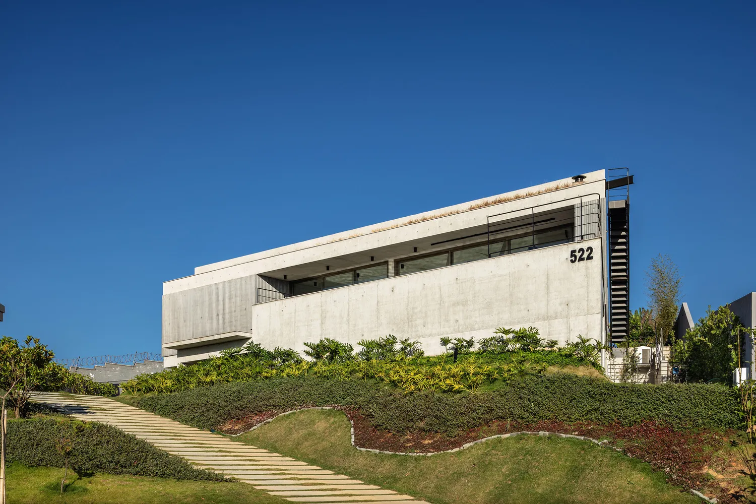 Kûara House Garden by Obra Arquitetos Garten des Kûara House von Obra Arquitetos in São José dos Campos, Brasilien