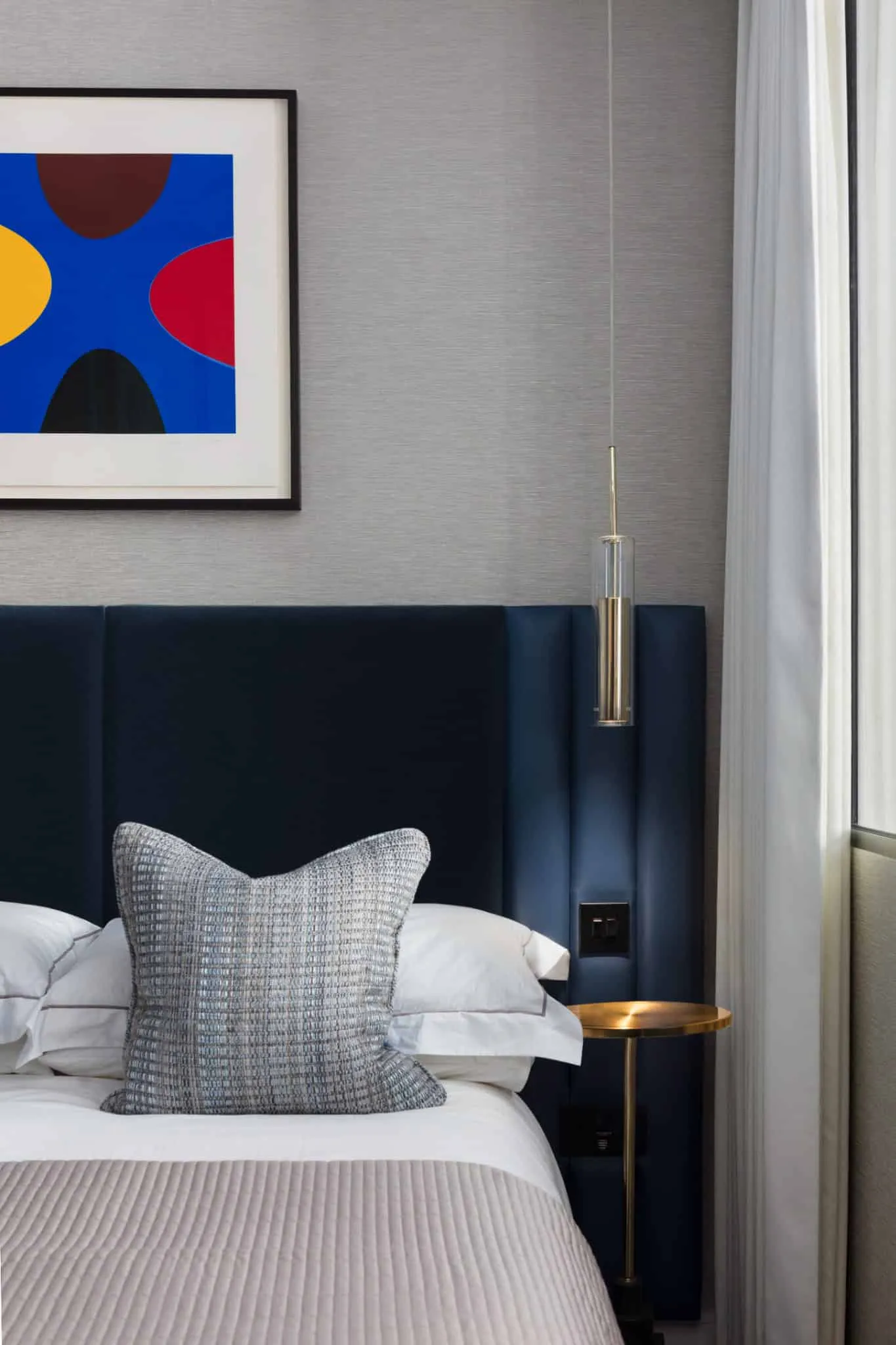 Pied-à-Terre in Regents Park – Detail der Beleuchtung im Schlafzimmer von Shanade McAllister-Fisher Design Beleuchtung und Detail des Kopfteils im Schlafzimmer der Pied-à-Terre in Regents Park, London