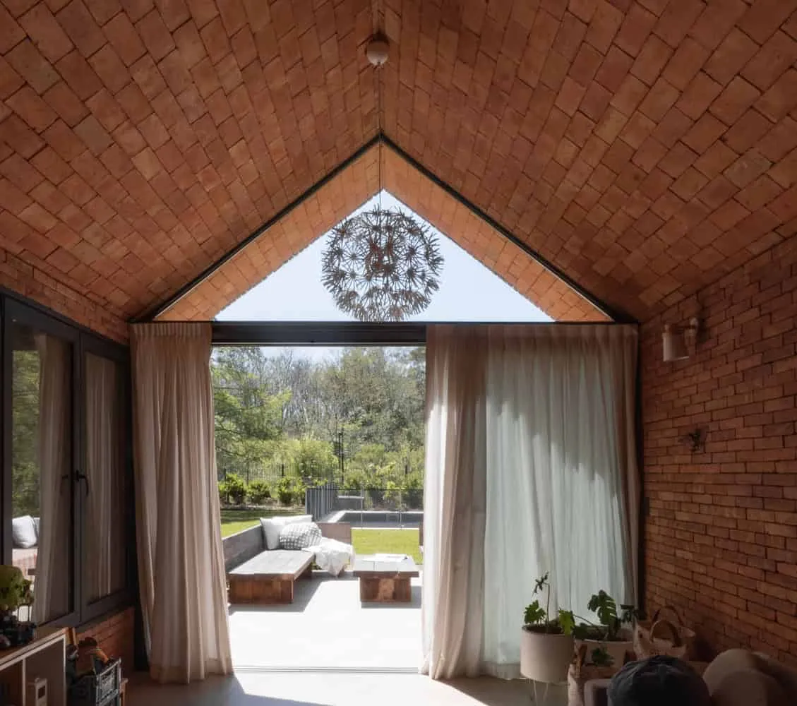 AtelierM + Nicolas Krause द्वारा House CM के आंतरिक हिस्से में बगीचे की ओर खुला छत का हिस्सा, ईंटों से बना गुंबददार स्थान, एस्कोबार, अर्जेंटीना