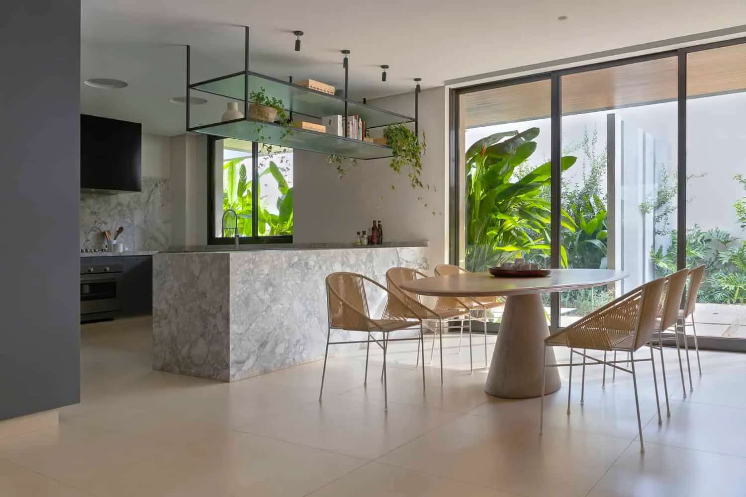 Küche, Garten und Essbereich im FE House von N2B Arquitetura Essbereich in der Küche mit Blick auf den Garten im FE House von N2B Arquitetura