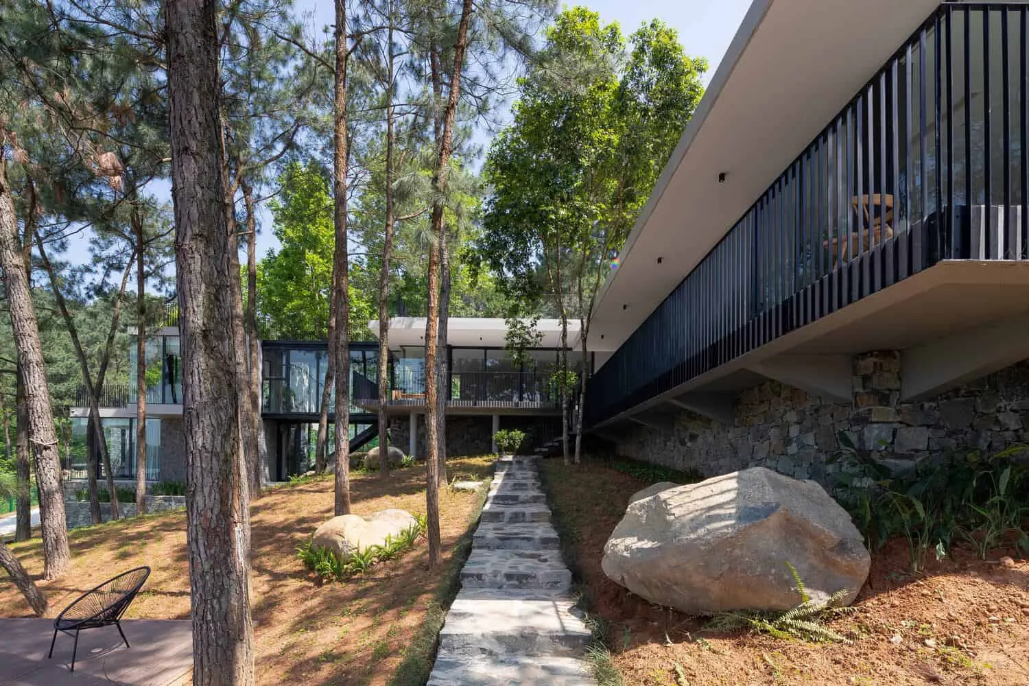 Zentraler Überwegbrücke im Tam Dao Retreat House von Idee architects Tam Dao Retreat House von Idee architects – zentrale, erhöhte Überwegbrücke zwischen den Gebäudeteilen in Tam Dao, Vietnam