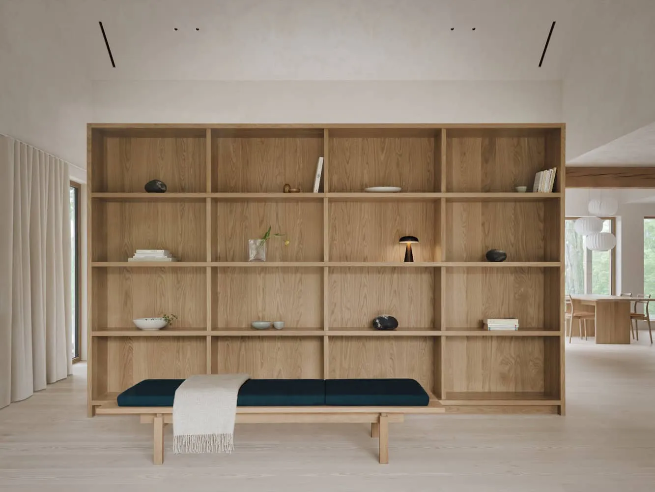 Maison Melba Oak Shelf Bench Living Room by Atelier L’Abri Wohnzimmer von Maison Melba von Atelier L’Abri mit Eichenschrank und -Bank in Frelighsburg, Quebec