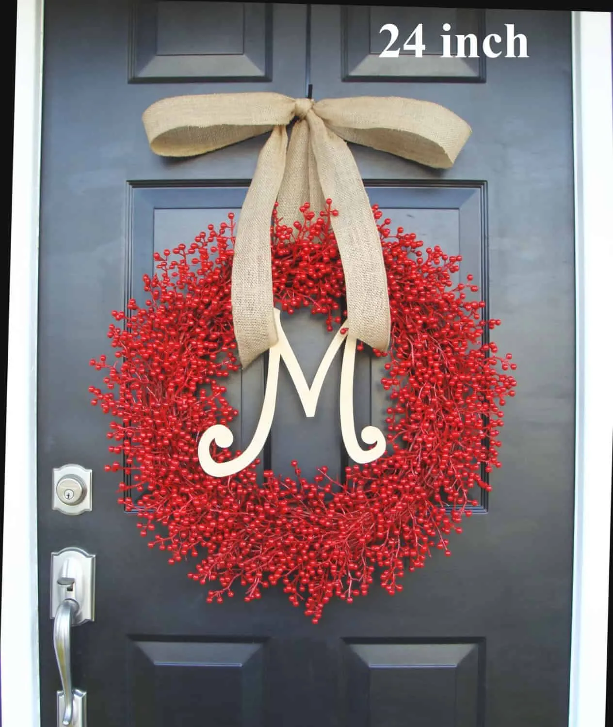 Rote Beeren-Weihnachtskrone mit Leinenschleife und Monogramm Rote Beerenkrone mit Leinenschleife und Buchstabenmonogramm