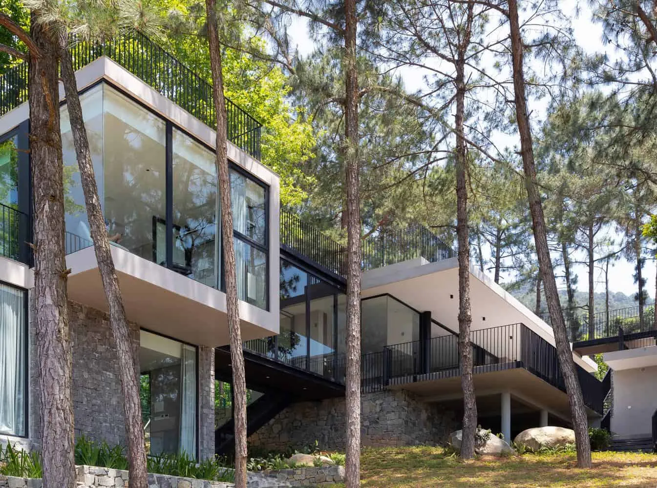 Tam Dao Retreat House – Glasvolumen auf dem Waldhang von Idee architects Tam Dao Retreat House von Idee architects: Glasvolumen, die den Waldhang in Tam Dao, Vietnam hinabführen