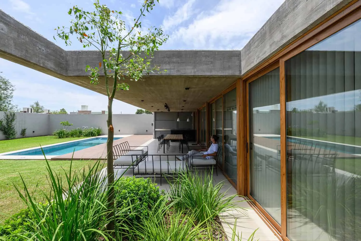 House G Terrassensitzbereich mit Pool von Karlen + Clemente House G von Karlen + Clemente – Terrassensitzbereich neben dem Pool, Río Tercero