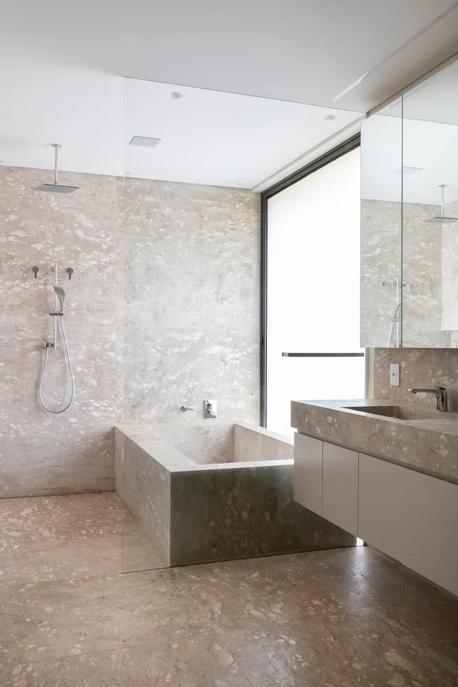 Badezimmer im FE House von N2B Arquitetura Innenansicht eines Badezimmers mit Steinbadewanne und Dusche im FE House von N2B Arquitetura