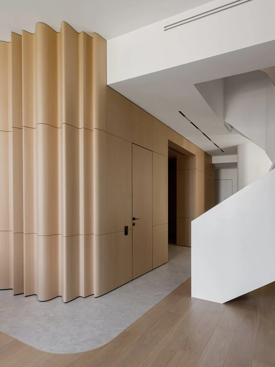 Foto: Eingangsbereich im Minimalismus-Stil, Japandi, Modern, Wohnung, Projekt des Tages, Moskau, Rustem Urazmetov, Chamovniki, 4 und mehr Zimmer, über 90 Quadratmeter – Foto auf INMYROOM