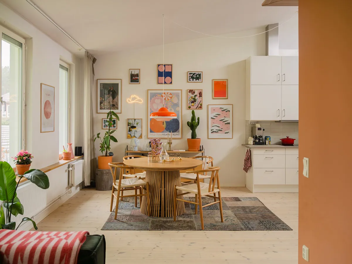 Jaskrawe detale w wnętrzu modernistycznego townhouse w dawnej szkole w Sztokholmie