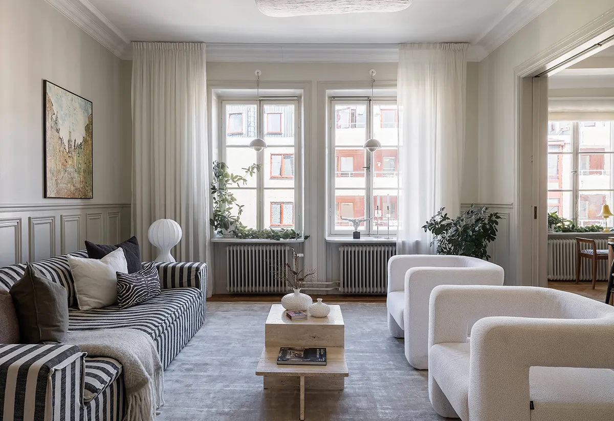 Nieoczekiwany prążkowany sofa w eleganckim wnętrzu: mieszkanie w Sztokholmie