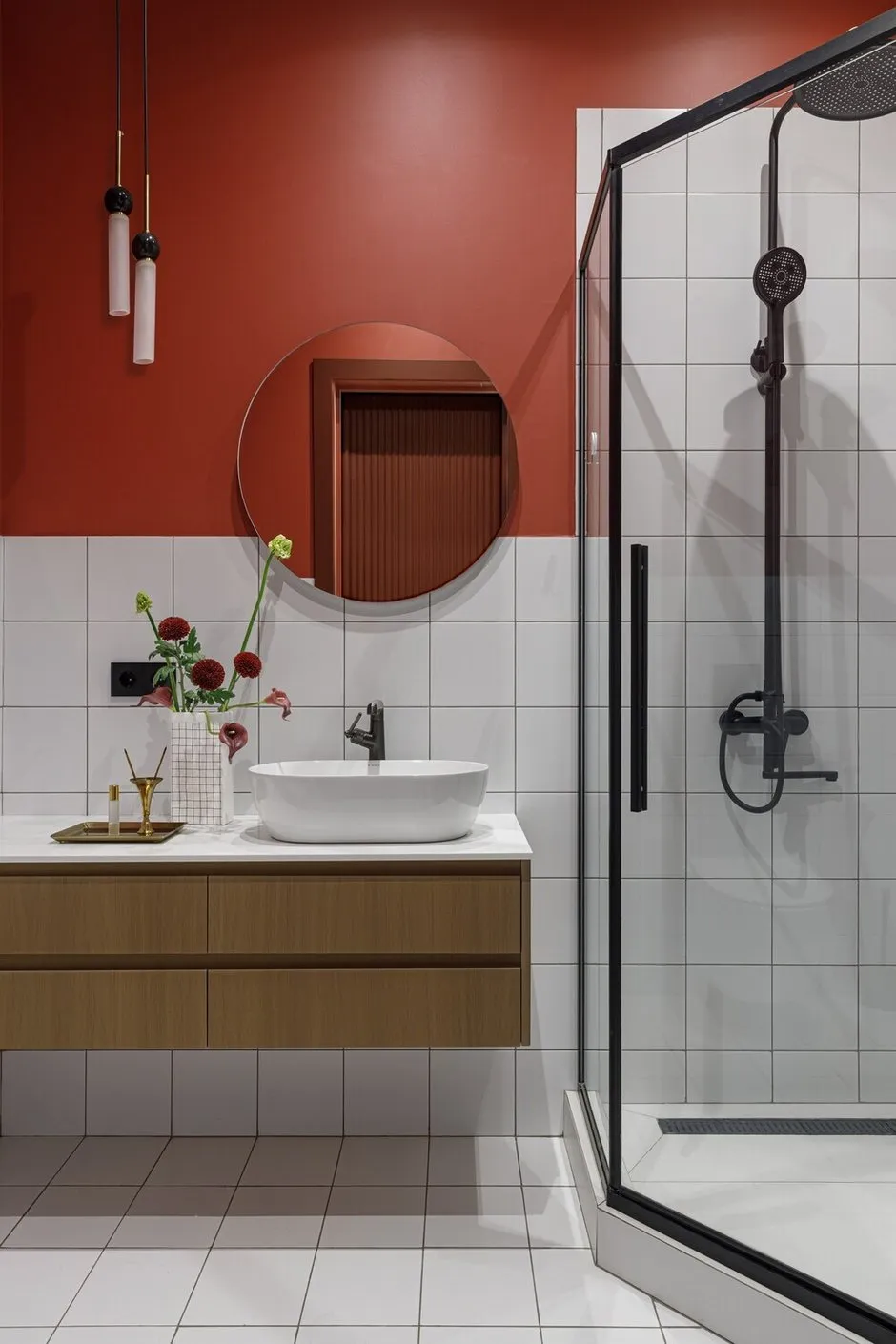 Moderne Badezimmergestaltung. Designkonzept mit Schwerpunkt auf kontrastreicher Farbgebung und versteckten Stauraumsystemen.