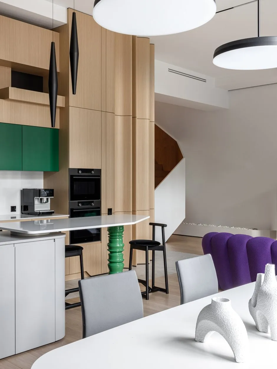 Foto: Küche und Esszimmer im Stil Modern, Minimalismus, Wohnung, Projekt des Tages, Moskau, Rustem Urazmetov, Chamovniki, 4 und mehr, Mehr als 90 Quadratmeter – Foto auf INMYROOM