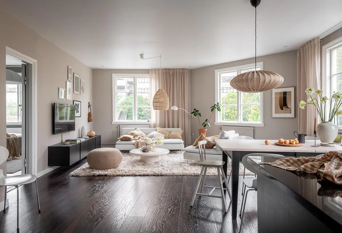 Holzboden aus dunklem Holz und grüne Küche: geräumige Wohnung in einem alten Haus in Göteborg