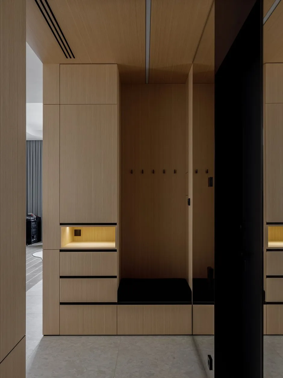 Foto: Ankleidezimmer im Minimalismus-Stil, Japandi, Modern, Wohnung, Projekt des Tages, Moskau, Rustem Urazmetov, Chamovniki, 4 und mehr Zimmer, über 90 Quadratmeter – Foto auf INMYROOM