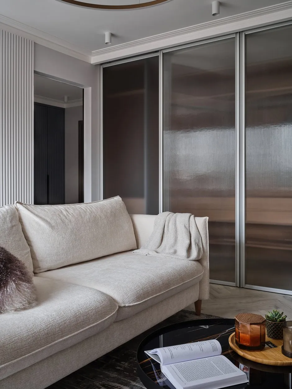 Foto: Wohnzimmer im Stil Modern, Minimalismus, Wohnung, Projekt des Tages, Moskau, 2 Zimmer, 60–90 Quadratmeter, Olga Mizrah, Lefortovo – Foto auf INMYROOM