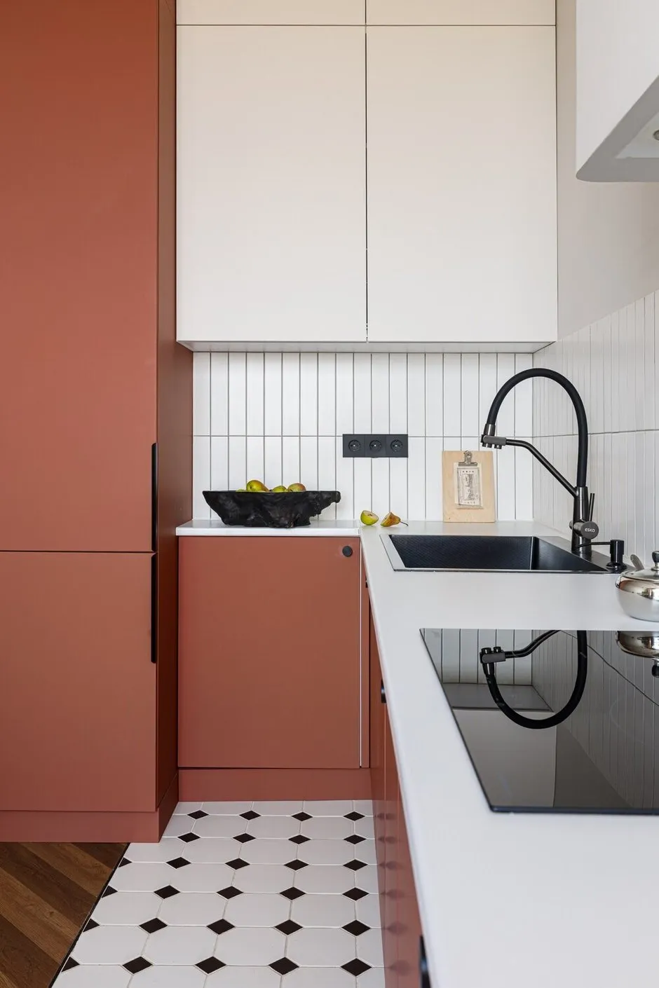 Moderne Kücheninterieur. Schlichte Linien, kontrastreiche Farbgebung und funktionale Raumgestaltung.