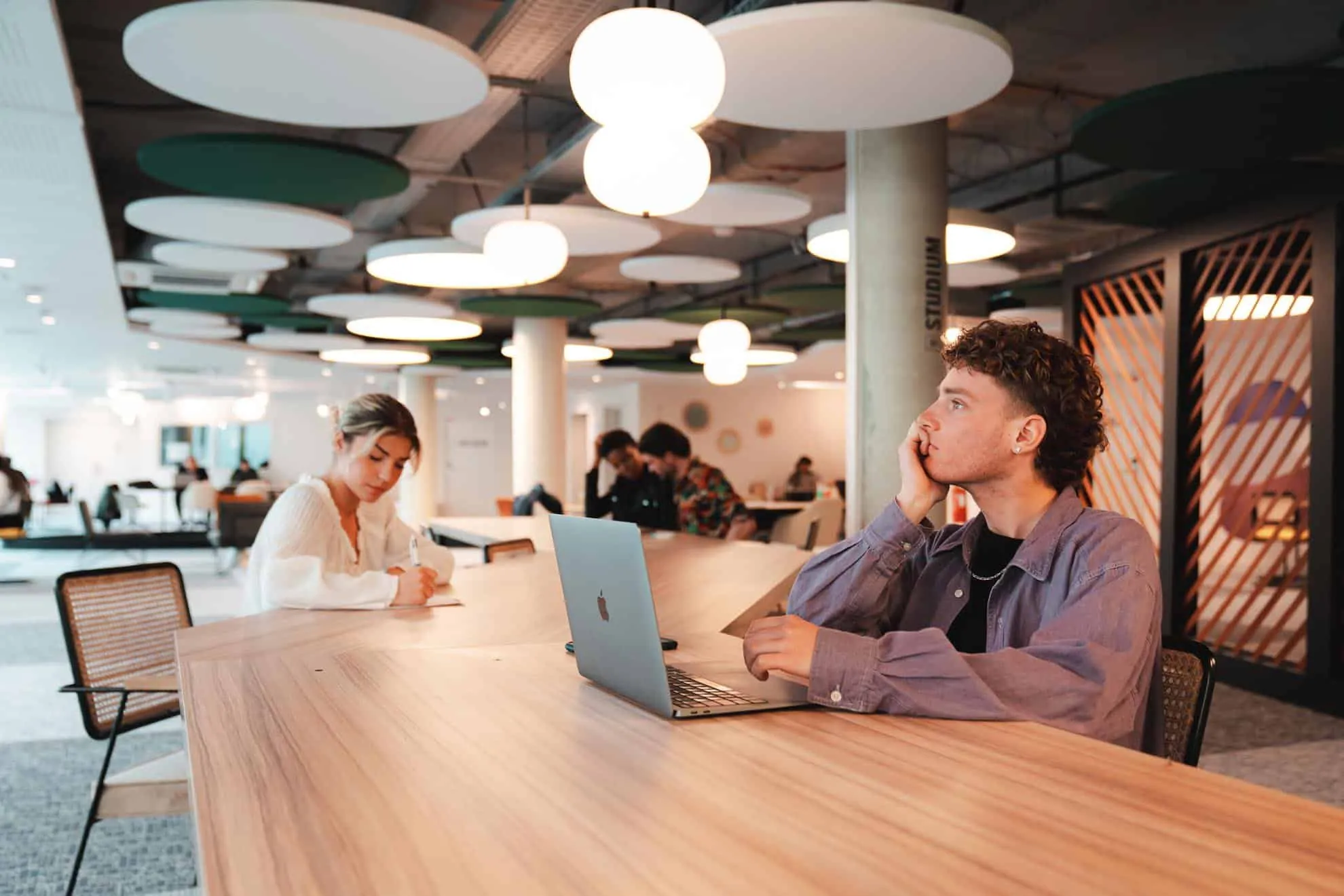 Wnętrza najlepiej zaprojektowanych przestrzeni coworkingowych w Azji