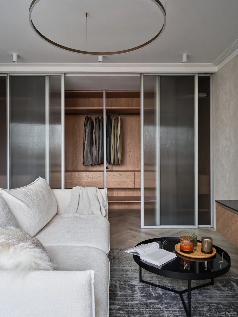 Foto: Ankleidezimmer im Stil Modern, Minimalismus, Wohnung, Projekt des Tages, Moskau, 2 Zimmer, 60–90 Quadratmeter, Olga Mizrah, Lefortovo – Foto auf INMYROOM