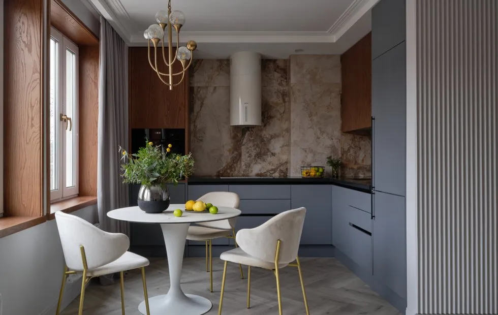 Wir haben die Standardplanung geändert und eine stylische Zwei-Zimmer-Wohnung in einer Brežnev-Konstruktion von 63 m² eingerichtet.