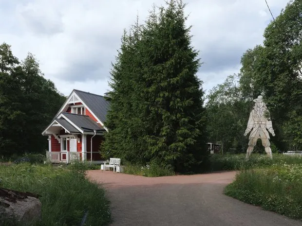 Gullivers Figur aus der Zeit des Pfadfinderlagers neben einem Wohnhaus