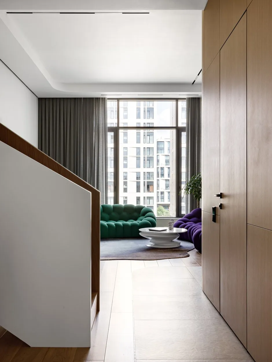 Foto: Wohnzimmer im Stil Modern, Minimalismus, Wohnung, Projekt des Tages, Moskau, Rustem Urazmetov, Chamowniki, 4 und mehr Zimmer, Mehr als 90 Quadratmeter – Foto auf INMYROOM