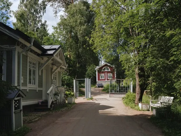 Haupteingang zum Anwesen; Wachposten