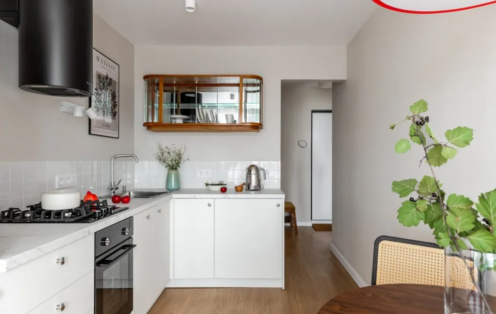 Styl lat 60.: jak projektantka przekształciła jednopokojowe mieszkanie o powierzchni 35 m² w bloku Chruszczowa
