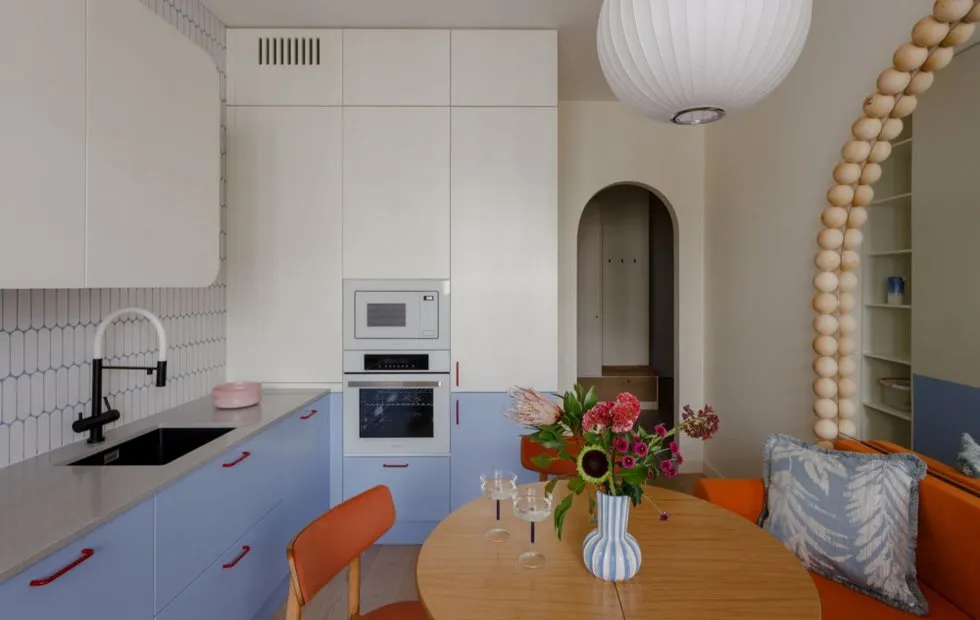 Яркая двушка 65 м² в Санкт-Петербурге, где свет стал главной фишкой