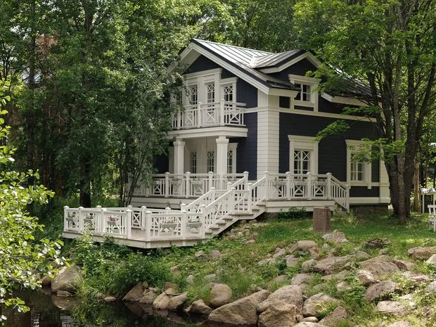 Graues Haus mit Terrasse am Wasser