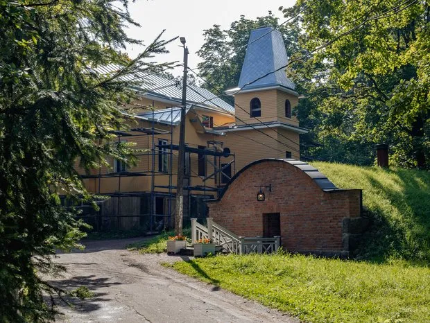 Blick auf den Turm des Hauptgebäudes der Anlage und den Keller