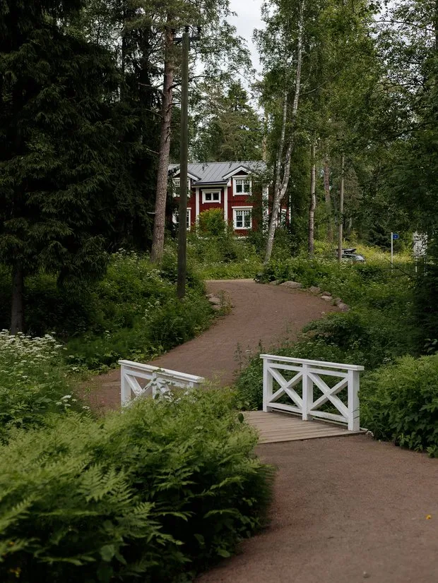 Brücke zum Verwaltungsgebäude
