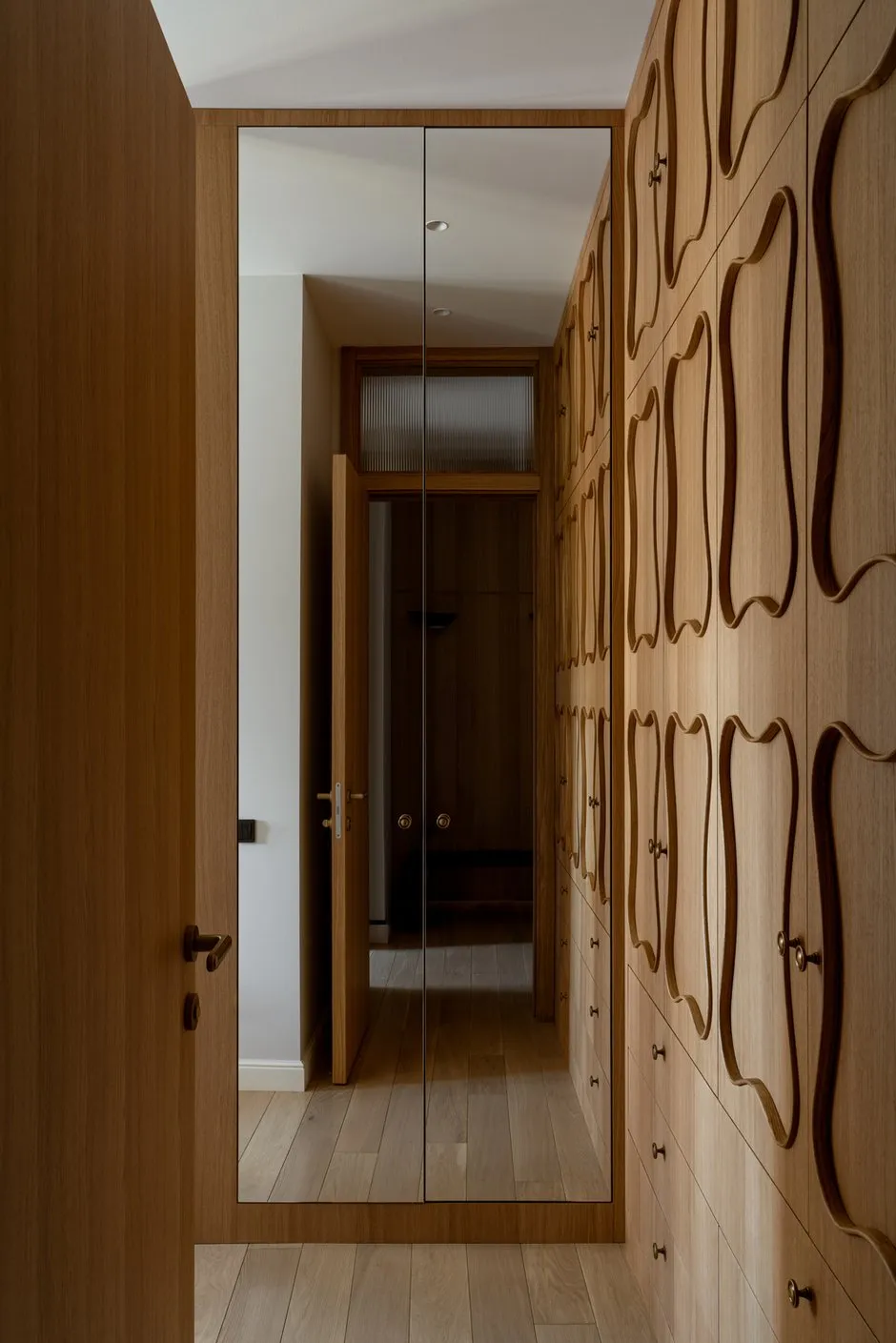 Foto: Ankleidezimmer im Minimalismus-Stil, Japandi, Modern, Wohnung, Projekt des Tages, Kasan, 4 Zimmer und mehr, Mehr als 90 Quadratmeter, Julija Ossoshnova, Vintage/Retro – Foto auf INMYROOM
