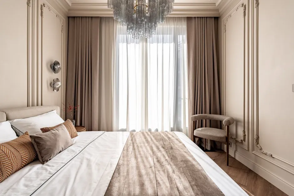 Foto: Schlafzimmer im klassischen Stil, modern, kleine Wohnung, Wohnung, Projekt des Tages, Sankt Petersburg, 1 Zimmer, 40-60 Quadratmeter, modern mit Elementen der Klassik und Luxus, Nina Spirina – Foto auf INMYROOM