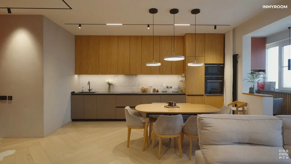 Minimalistisches Interieur für Küche und Esszimmer. Designkonzept mit Schwerpunkt auf natürlichem Holz und verstecktem Licht.