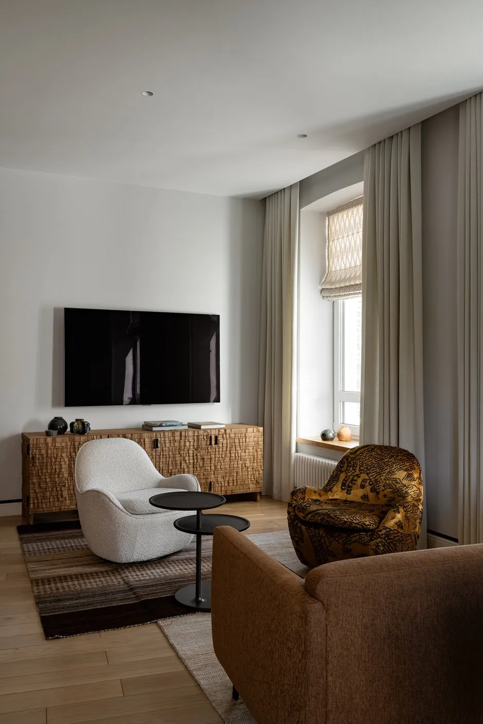 Foto: Wohnzimmer im Minimalismus-Stil, Japandi, Modern, Wohnung, Projekt des Tages, Kasan, 4 und mehr Personen, über 90 Quadratmeter, Julija Ossoshnova, Vintage/Retro – Foto auf INMYROOM