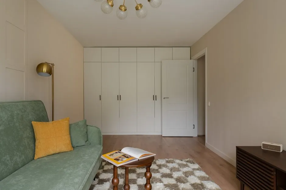 Intérieur moderne d’un hall d’entrée. La conception inclut des systèmes de rangement intégrés ainsi qu’une zone de détente confortable.