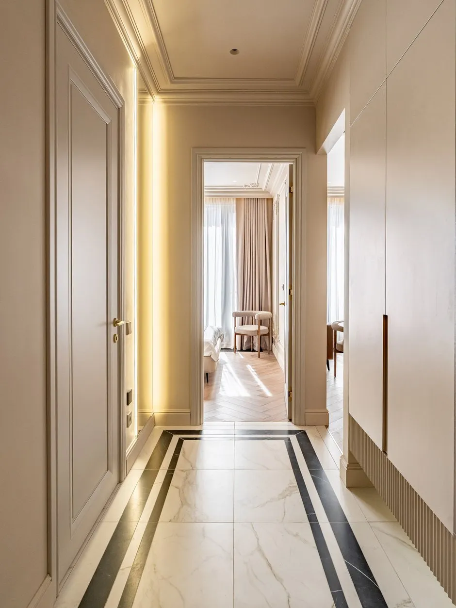 Foto: Eingangsbereich im klassischen Stil, modern, kleine Wohnung, Wohnung, Projekt des Tages, Sankt Petersburg, 1 Zimmer, 40-60 Quadratmeter, modern mit Elementen der Klassik und Luxus, Nina Spirina – Foto bei INMYROOM