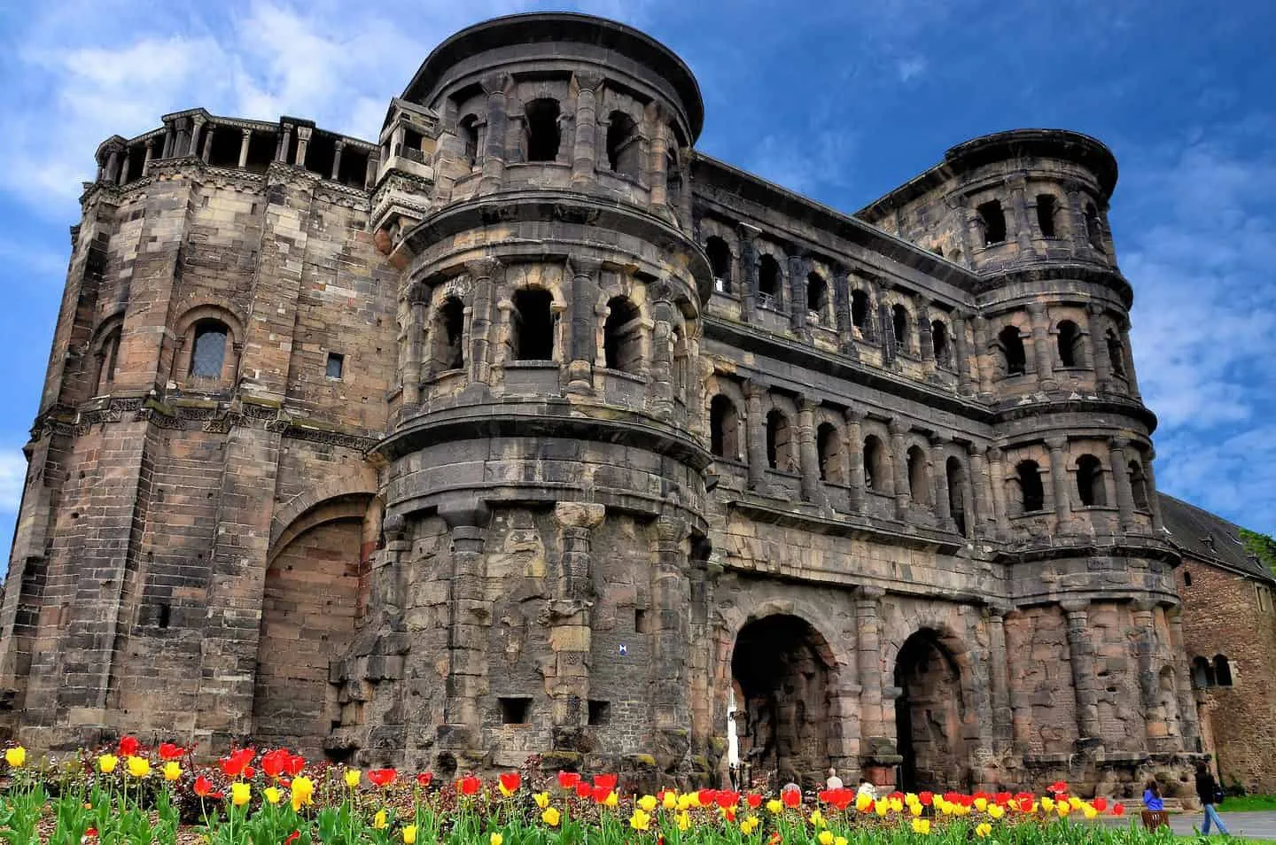 黑门(Porta Nigra),特里尔——欧洲北部的宏伟罗马大门 德国特里尔的黑门——带有塔楼与拱门的罗马式黑色大门
