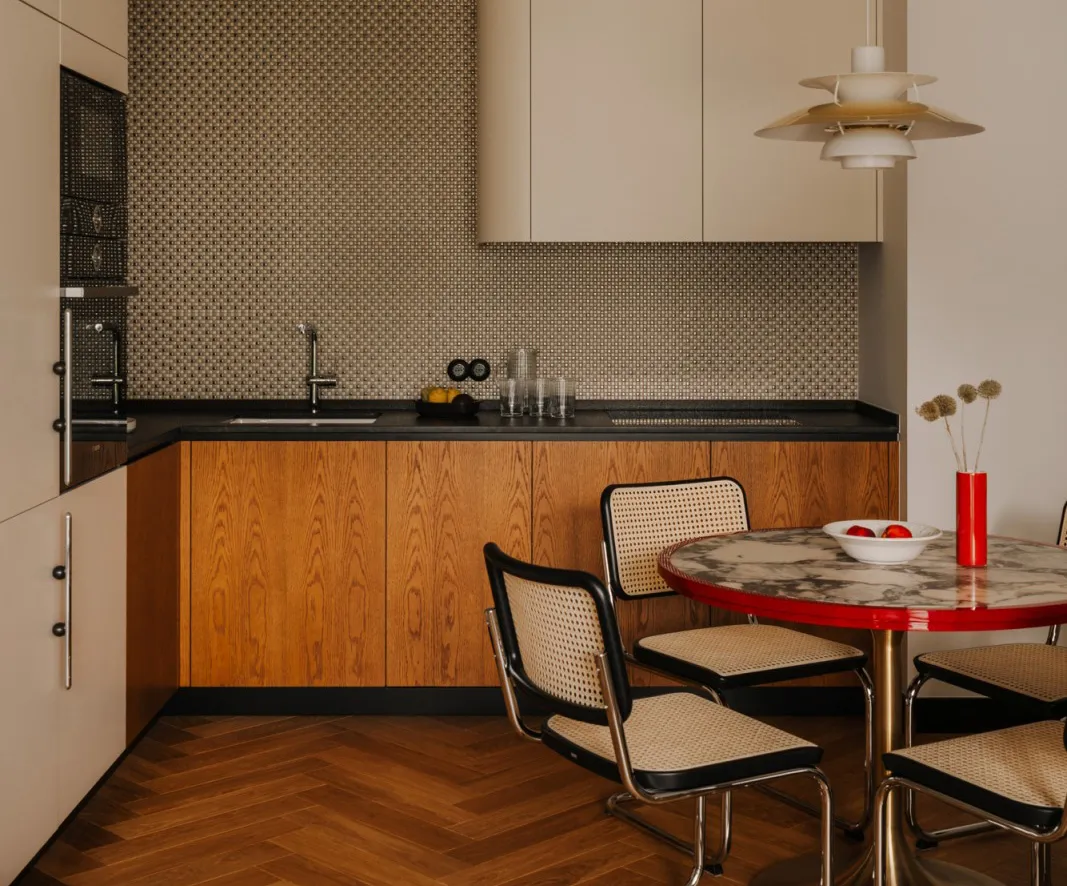Madera y diseño elegante: el apartamento de un joven en Varsovia