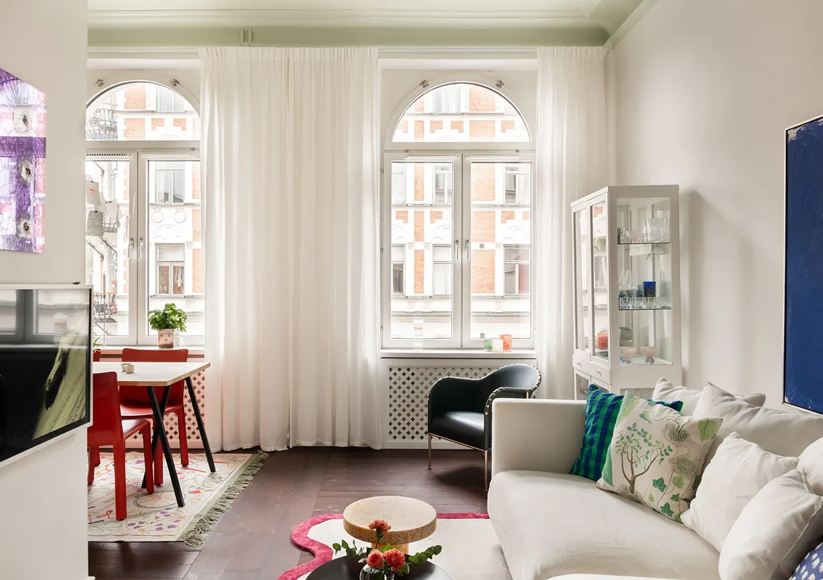 Pequeño apartamento blanco en Estocolmo con techo de menta y detalles rojos (39 m²)