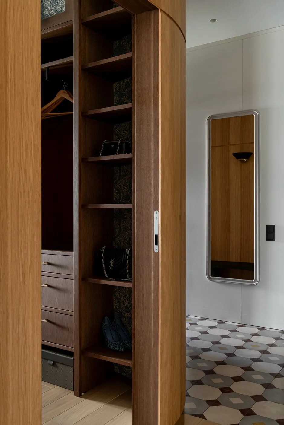 Foto: Ankleidezimmer im Stil Modern, Minimalismus, Wohnung, Projekt des Tages, Kasan, 4 und mehr Zimmer, Mehr als 90 Quadratmeter, Julija Ososchnowa, Vintage/Retro – Foto auf INMYROOM