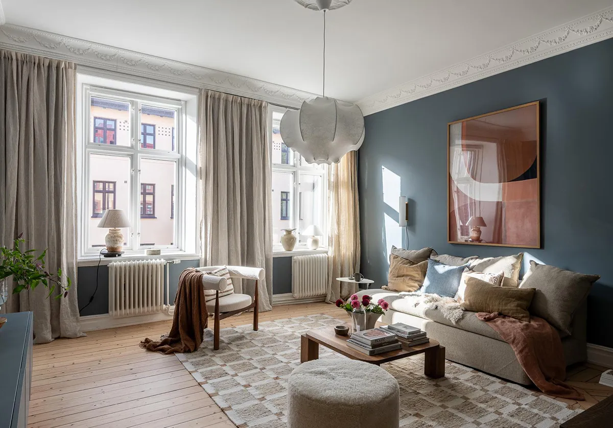 Paredes azules y ladrillo en el dormitorio: un pequeño apartamento en Gotemburgo (58 m²)