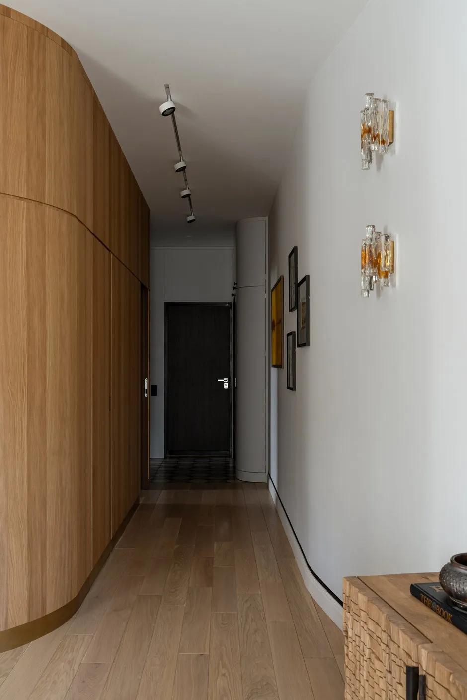 Foto: Eingangsbereich im Minimalismus-Stil, Japandi, Modern, Wohnung, Projekt des Tages, Kasan, 4 Zimmer und mehr, über 90 Quadratmeter, Julija Ososchnowa, Vintage/Retro – Foto auf INMYROOM