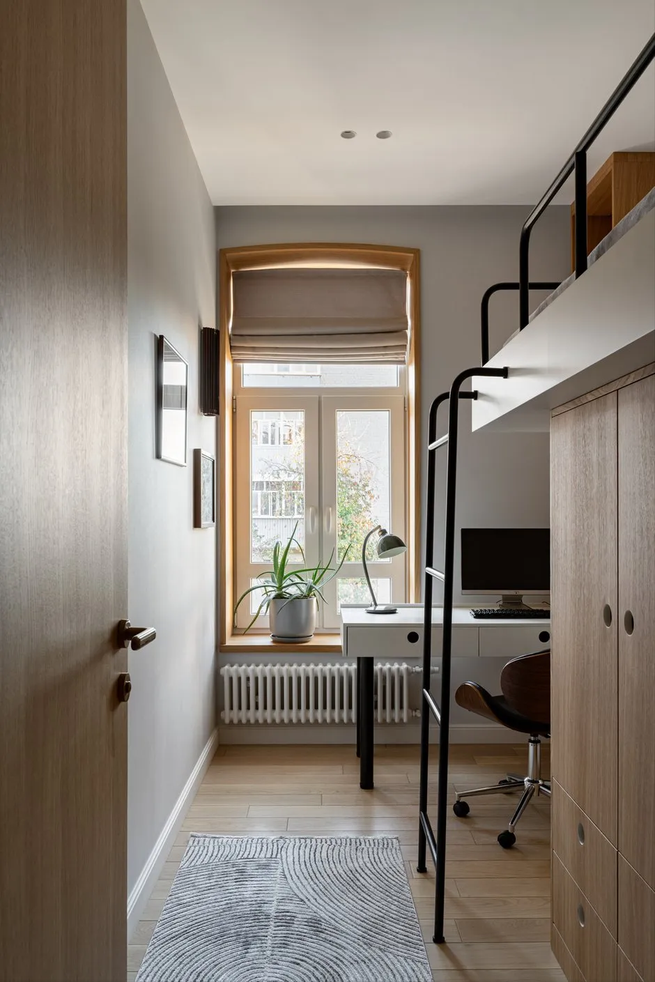Foto: Büro im skandinavischen Stil, Minimalismus, Modern, Wohnung, Projekt des Tages, Kasan, 4 und mehr Zimmer, über 90 Quadratmeter, Julija Ossoshnova, Vintage/Retro – Foto auf INMYROOM