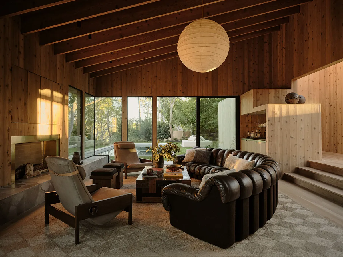 La madera natural como elemento clave del diseño: una casa elegante y acogedora en California
