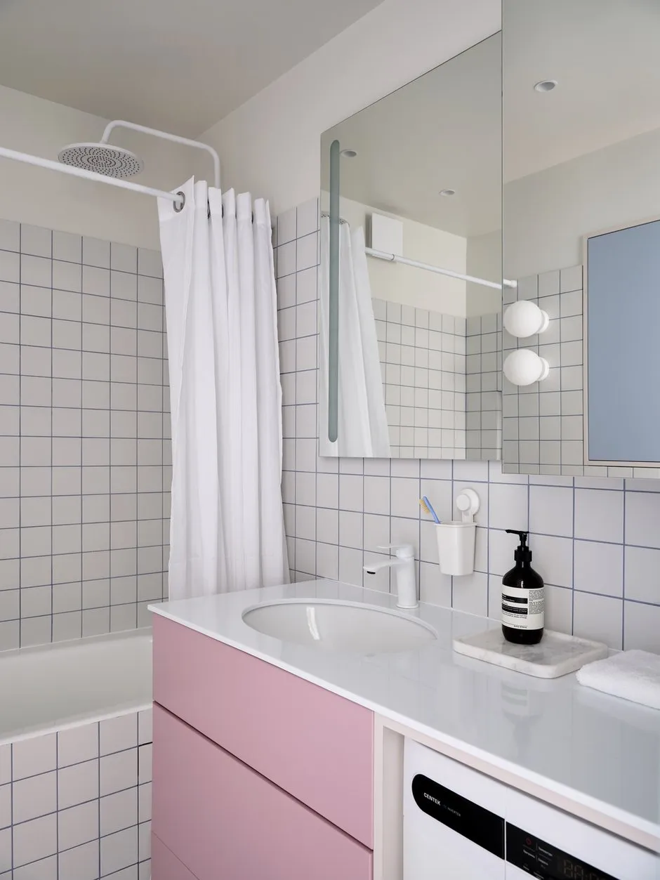 Fotografía: Baño en estilo moderno, minimalismo, interiores de habitaciones, estilo interior, diseño de interiores, remodelación, almacenamiento en un baño pequeño, sistema de almacenamiento en el interior, almacenamiento de objetos, sistema de almacenamiento en espacios reducidos, organización del almacenamiento, sistema de almacenamiento en el apartamento, almacenamiento en el apartamento</figure></a></div></div></div></div></div></div>Apartamento de tipo Brezhnev, interior de apartamento de tipo Brezhnev, cocina en apartamento de tipo Brezhnev, sistema de almacenamiento en apartamentos pequeños, remodelación de apartamentos estándar, remodelación de apartamentos de tipo Brezhnev, almacenamiento debajo de la cama, almacenamiento en apartamentos pequeños, apartamento de tipo Brezhnev de 38 m², vestidor detrás de una cortina, vestidor en la entrada, vestidor con espejos, cama con mecanismo elevador, almacenamiento de ropa en apartamentos pequeños, armario en dormitorio pequeño – foto en INMYROOM